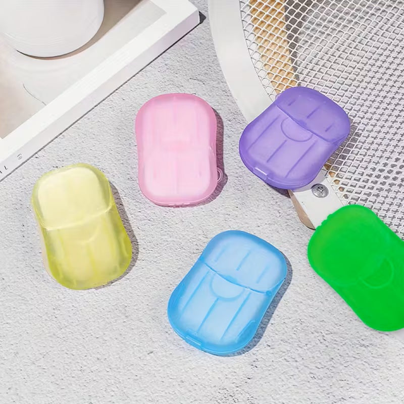 Farbiger Einwegbehälter mit 20 Handseifenpapiere, ideal für unterwegs