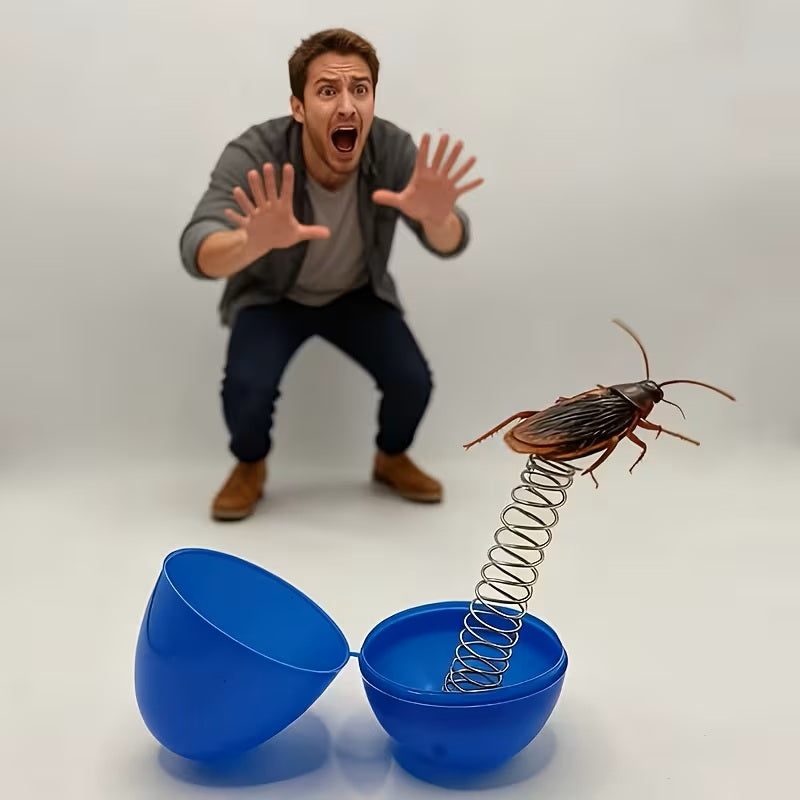 Lustiges Kakerlaken-Ei, Oster-Ei - Realistische Kakerlake auf Feder