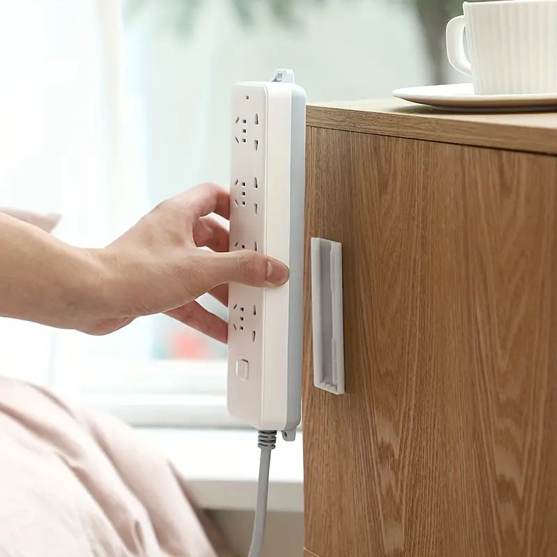 Selbstklebender Wandhaken für Steckdosen und mehr.