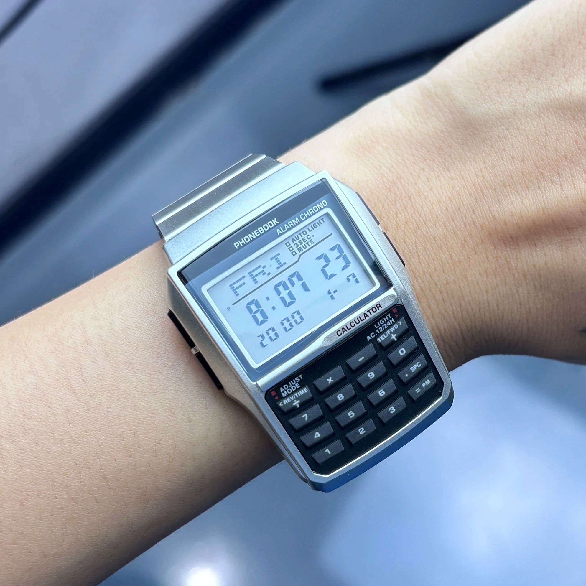 Herrenuhr aus Edelstahllegierung mit LED & Rechnerfunktionen