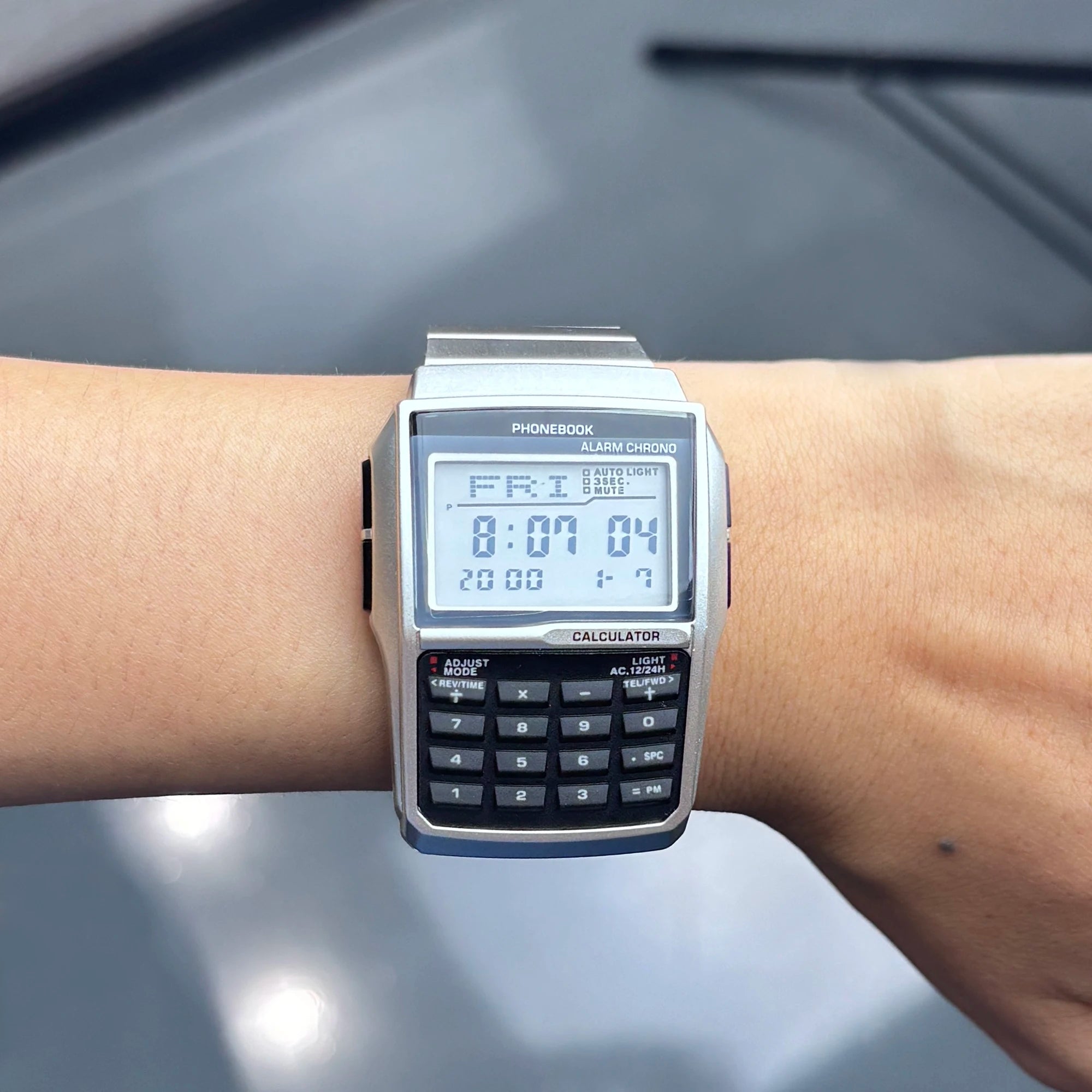 Herrenuhr aus Edelstahllegierung mit LED & Rechnerfunktionen