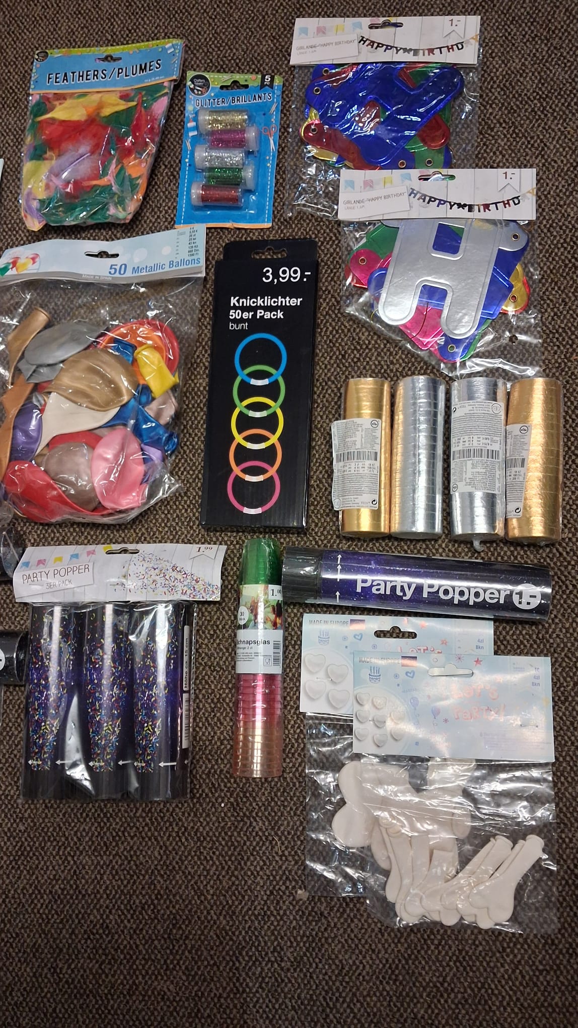 Partyset mit Knicklichter, Party Popper und Ballonen