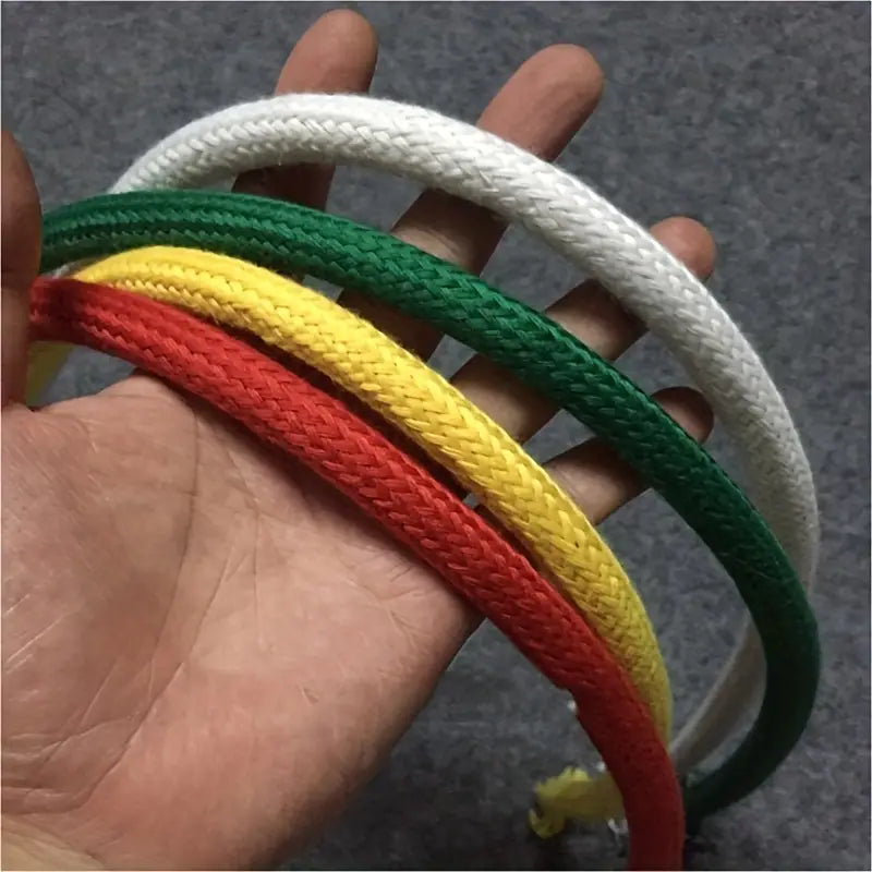 Zaubertrick Grünes Seil wird plötzlich gerade in der Luft