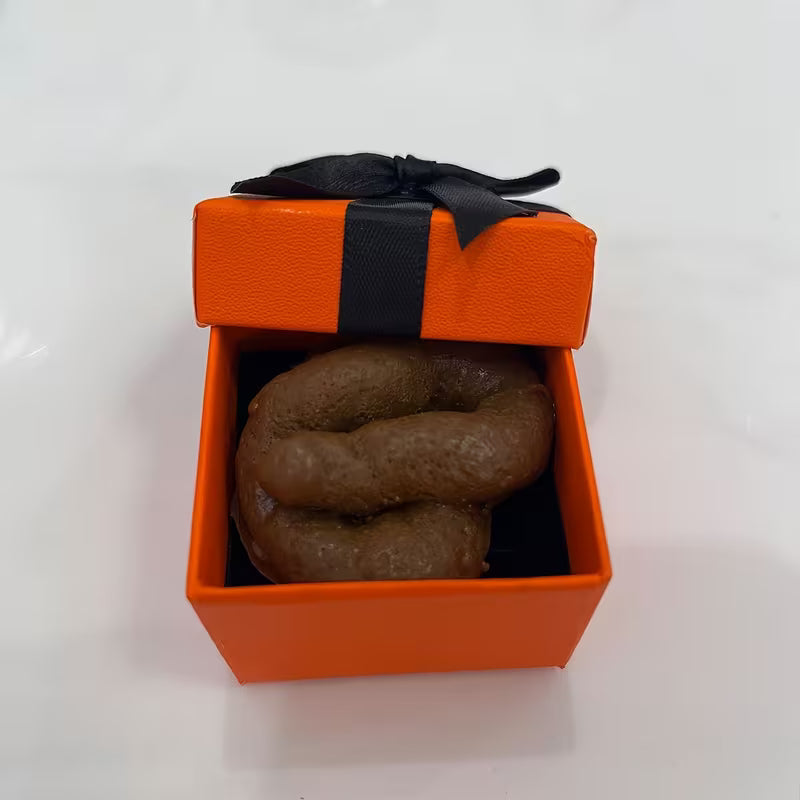 Geschenkbox mit Streichspielzeug - Realistischer künstlicher Kot