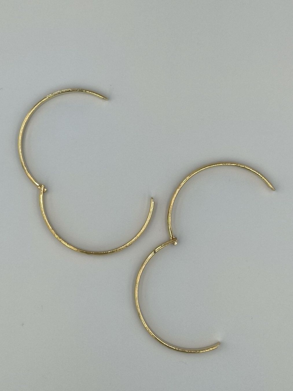 Elektroniktrade 2 Armreifen in Gold mit schönem Muster, durchmesser 6,2cm Elektroniktrade Switzerland
