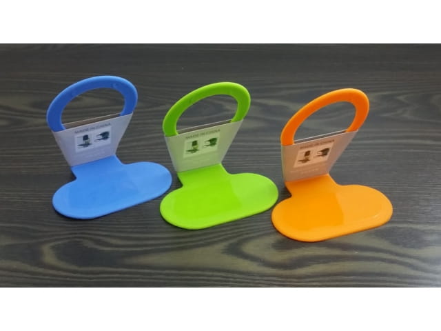 Handyhalterung beim Laden in der Steckdose