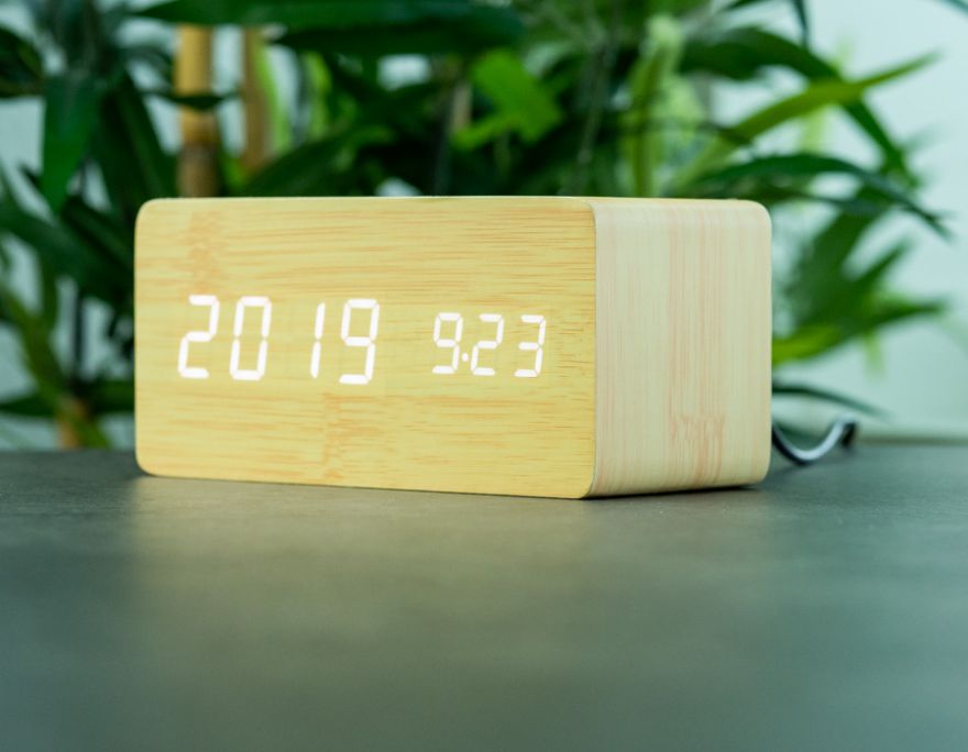 Stylische Holz Wecker mit induktiv Ladegeräte & Lautsprecher von Avenwood