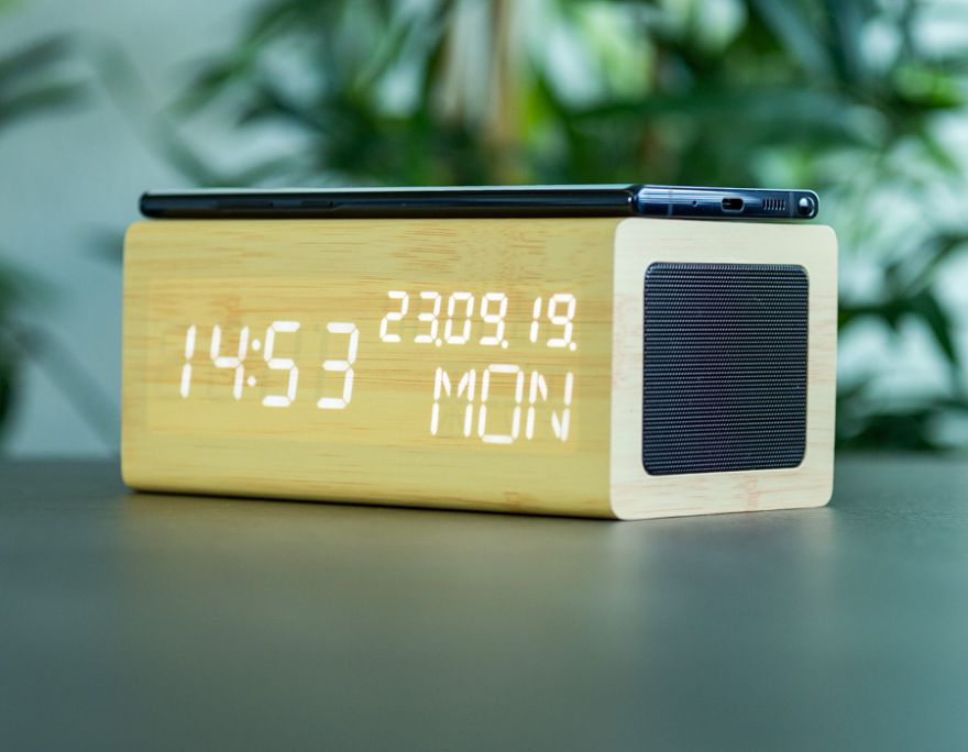 Stylische Holz Wecker mit induktiv Ladegeräte & Lautsprecher von Avenwood