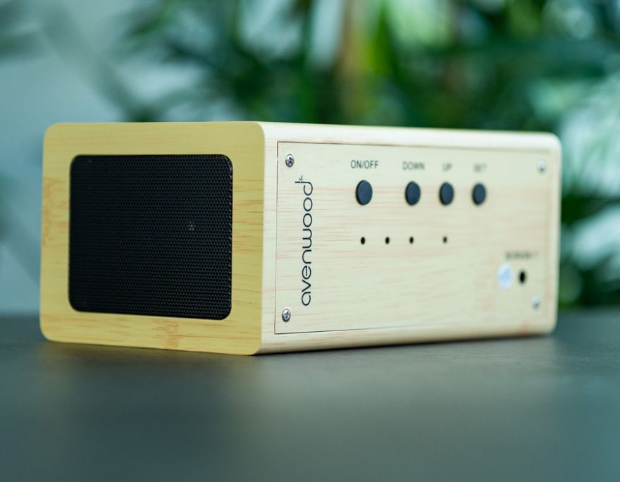 Stylische Holz Wecker mit induktiv Ladegeräte & Lautsprecher von Avenwood