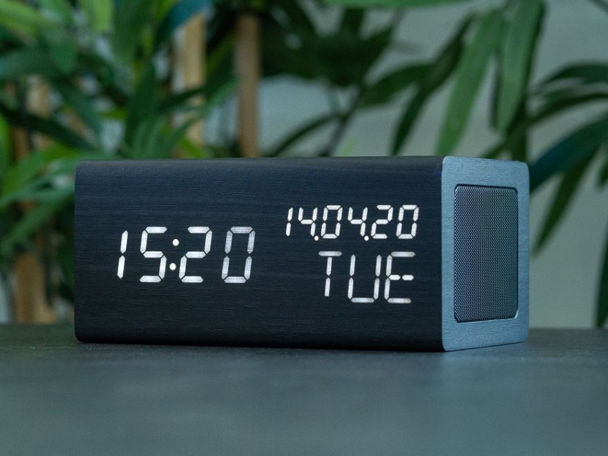 Stylische Holz Wecker mit induktiv Ladegeräte & Lautsprecher von Avenwood