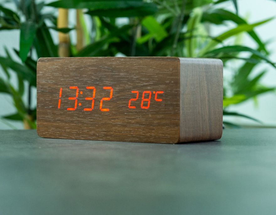 Stylische Holz Wecker mit induktiv Ladegeräte & Lautsprecher von Avenwood