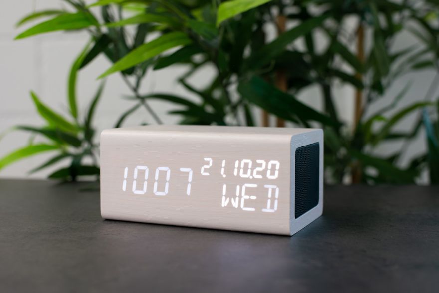 Stylische Holz Wecker mit induktiv Ladegeräte & Lautsprecher von Avenwood