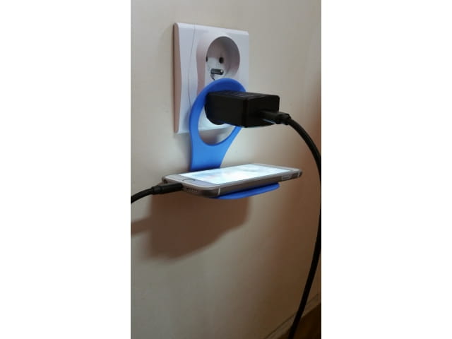 Handyhalterung beim Laden in der Steckdose