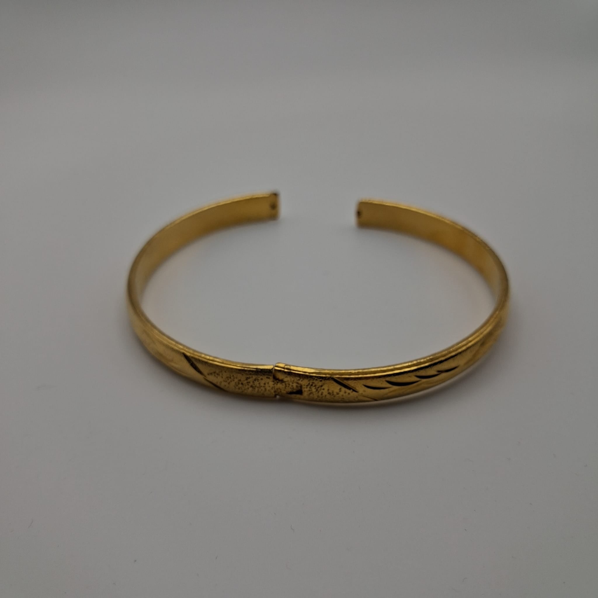 2 Armreifen in Gold mit schönem Muster, durchmesser 6,2cm