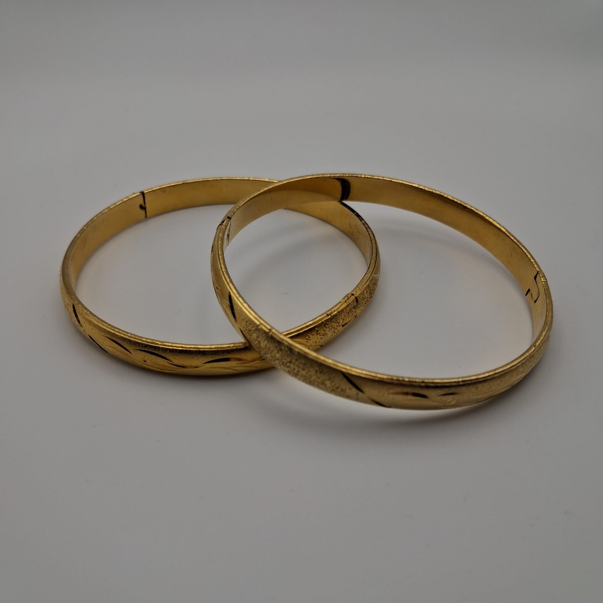 Elektroniktrade 2 Armreifen in Gold mit schönem Muster, durchmesser 6,2cm Elektroniktrade Switzerland