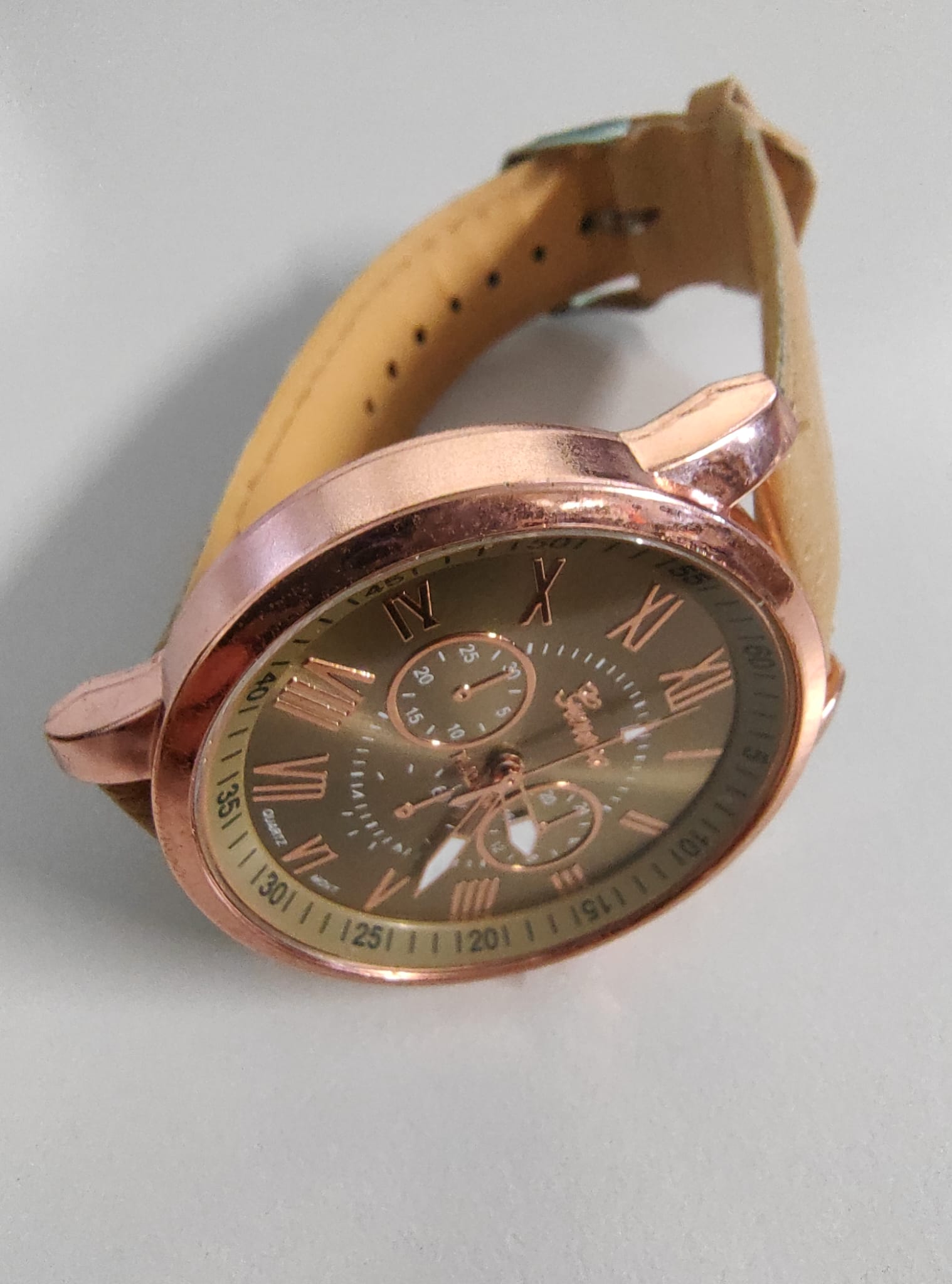 YOLAKO Lässige Quarz-Kunststoff-Lederband Uhr