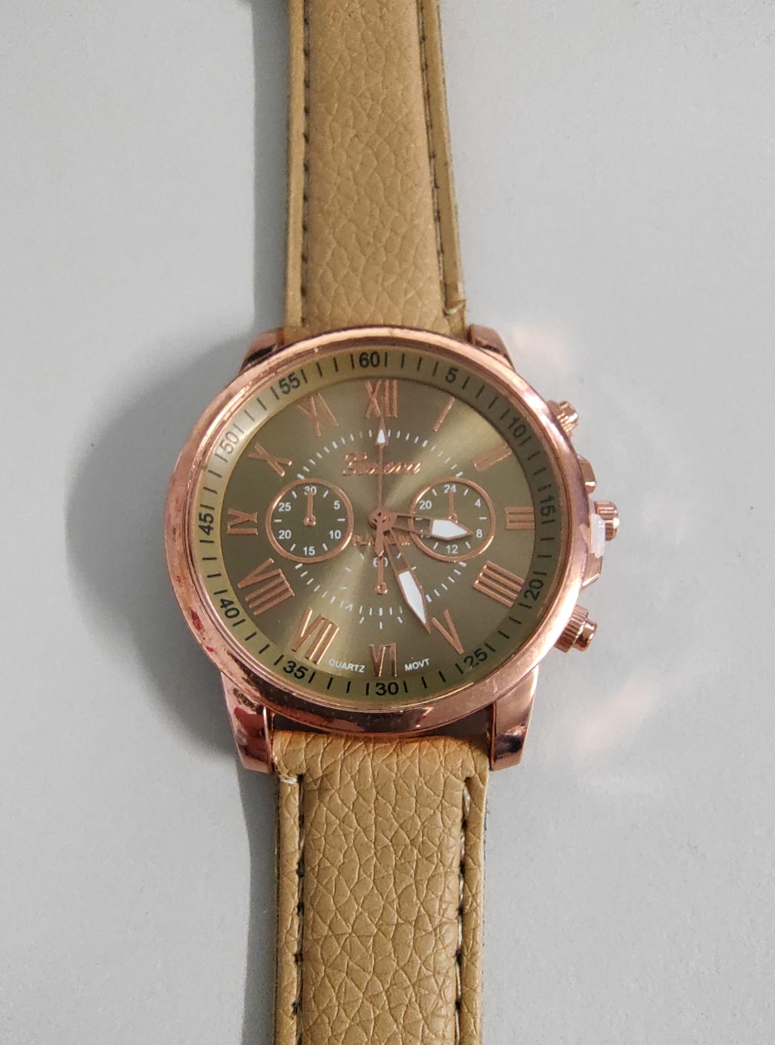 YOLAKO Lässige Quarz-Kunststoff-Lederband Uhr