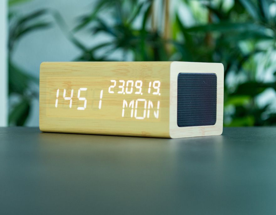 Avenwood Stylische Holz Wecker mit induktiv Ladegeräte & Lautsprecher von Avenwood elektroniktrade Switzerland