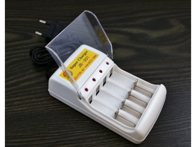 EB Batterieladegerät 4xAA / AAA elektroniktrade Switzerland